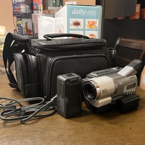 *VINTAGE* Sony HandyCam Nightshot CCD-TR818 Video Camera